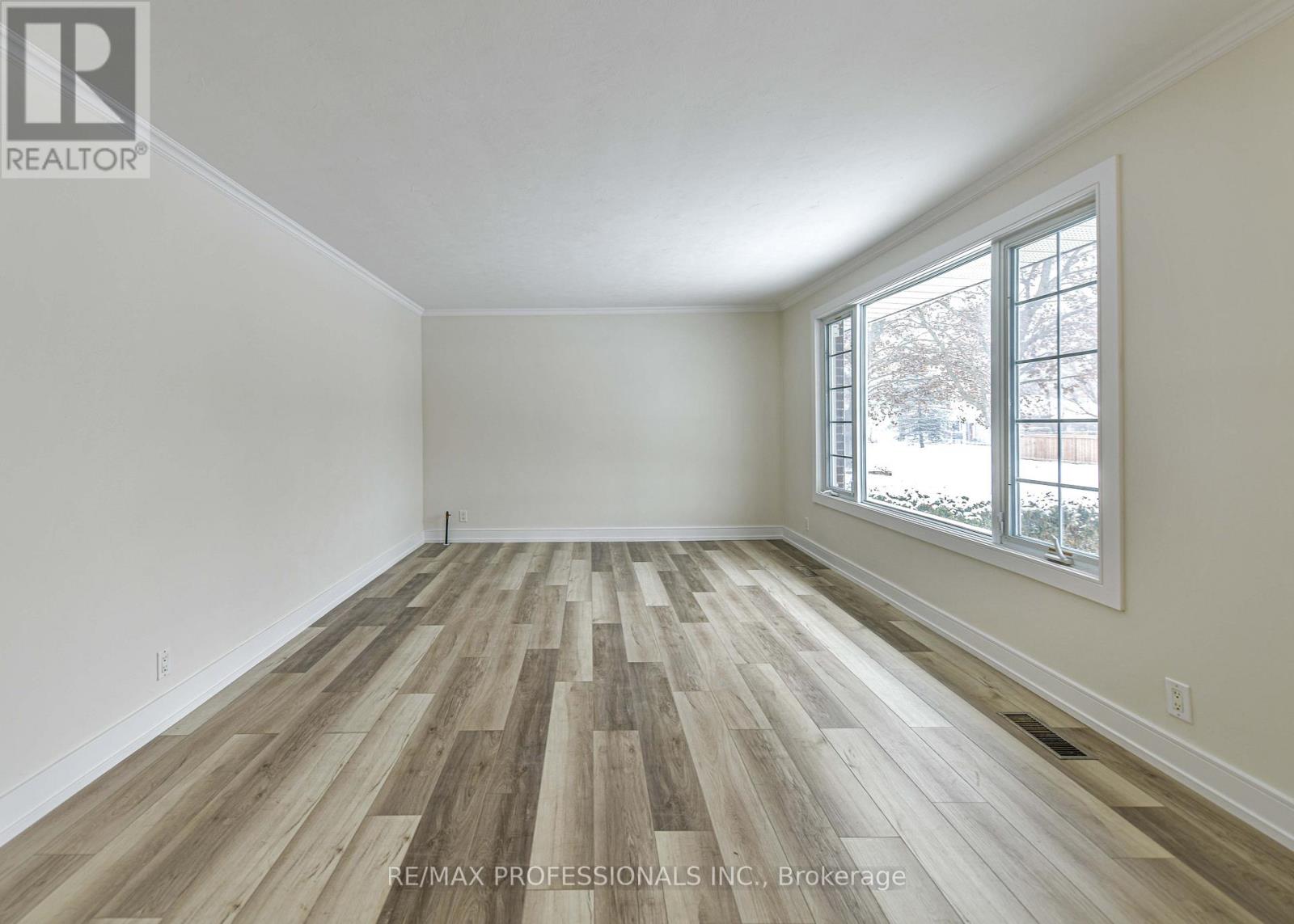 255 Lawrence Avenue, Orillia, Ontario  L3V 5M5 - Photo 7 - S12536890