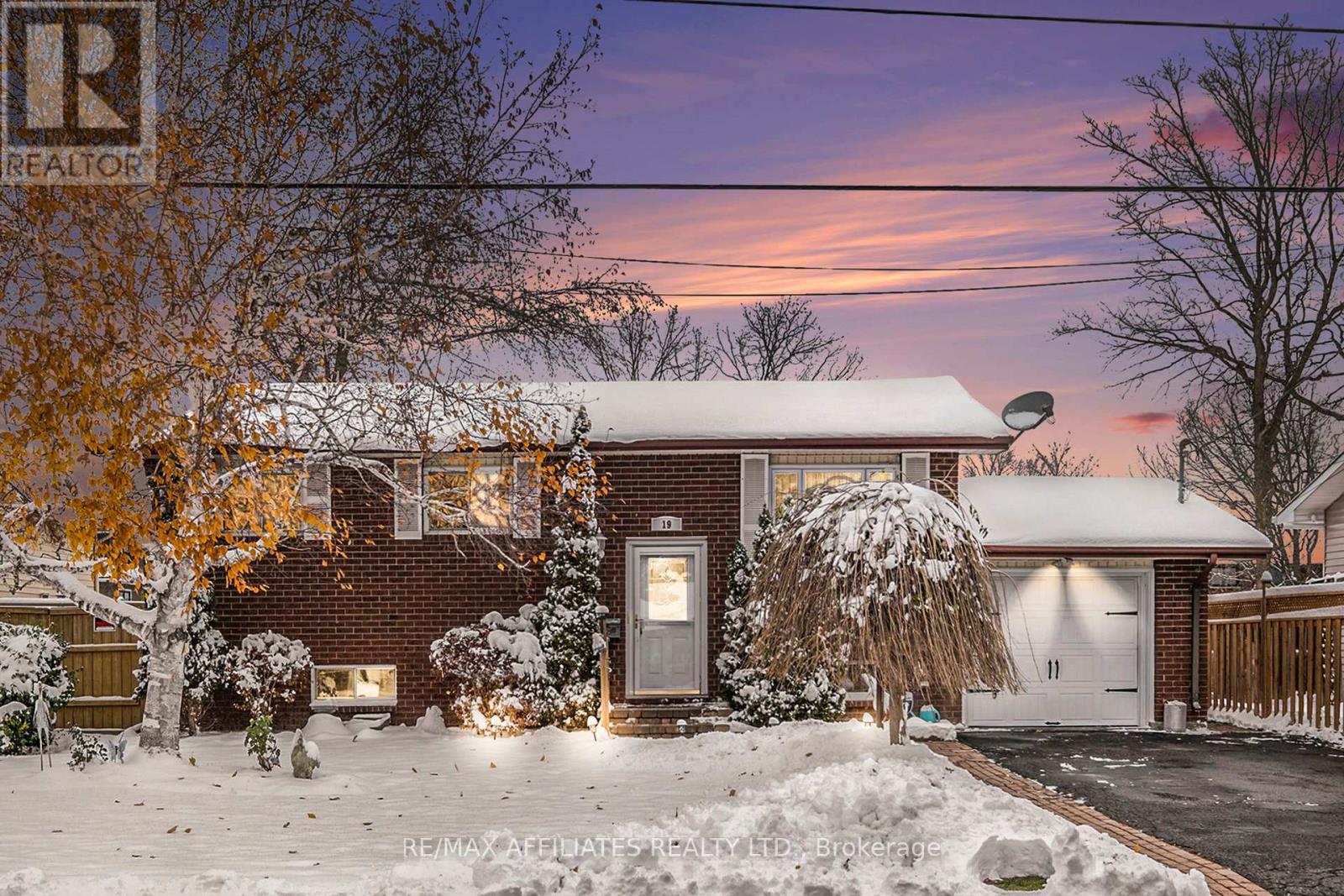 19 Knox Street, Carleton Place, Ontario  K7C 4G9 - Photo 2 - X12537162