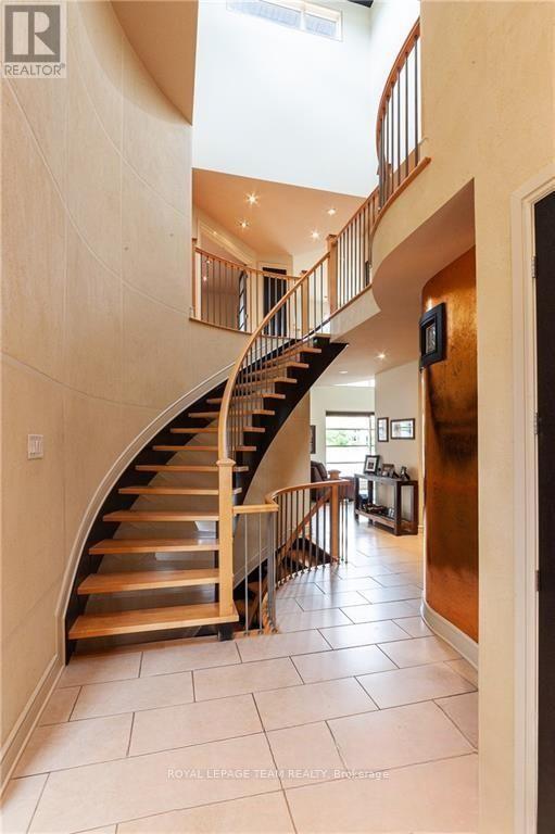 423 Rahul Crescent, Ottawa, Ontario K2C 4H8 - Photo 2 - X12537182