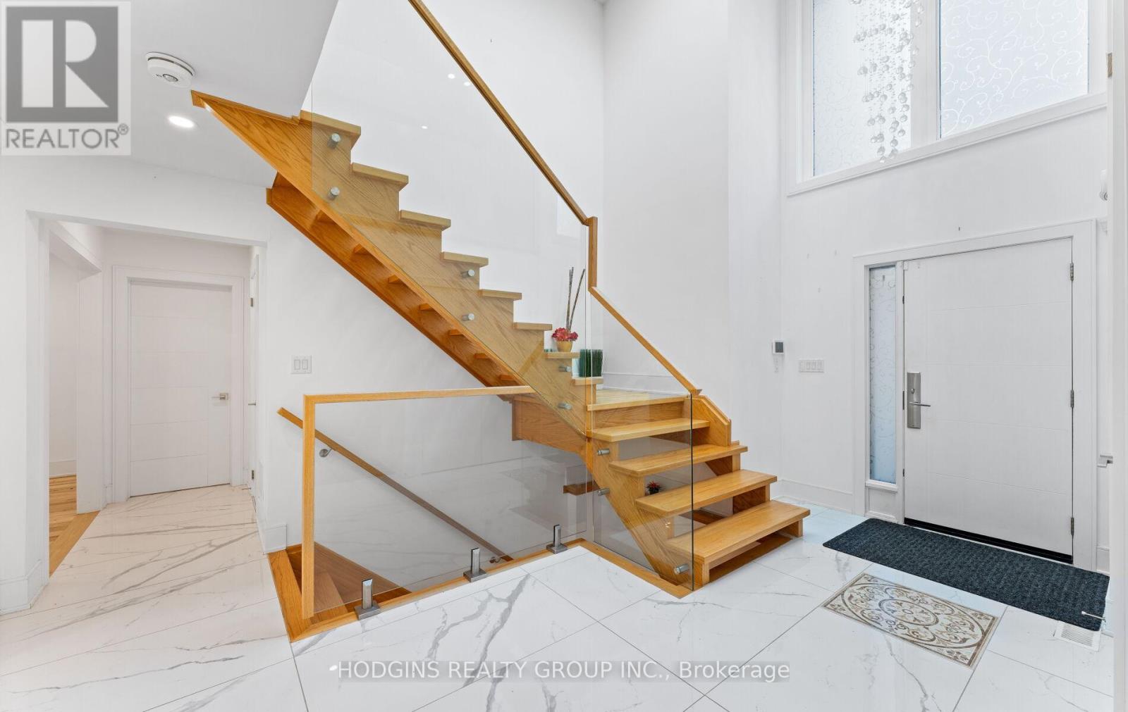 1670 Caverly Court, Mississauga, Ontario  L5L 3L7 - Photo 5 - W12458225