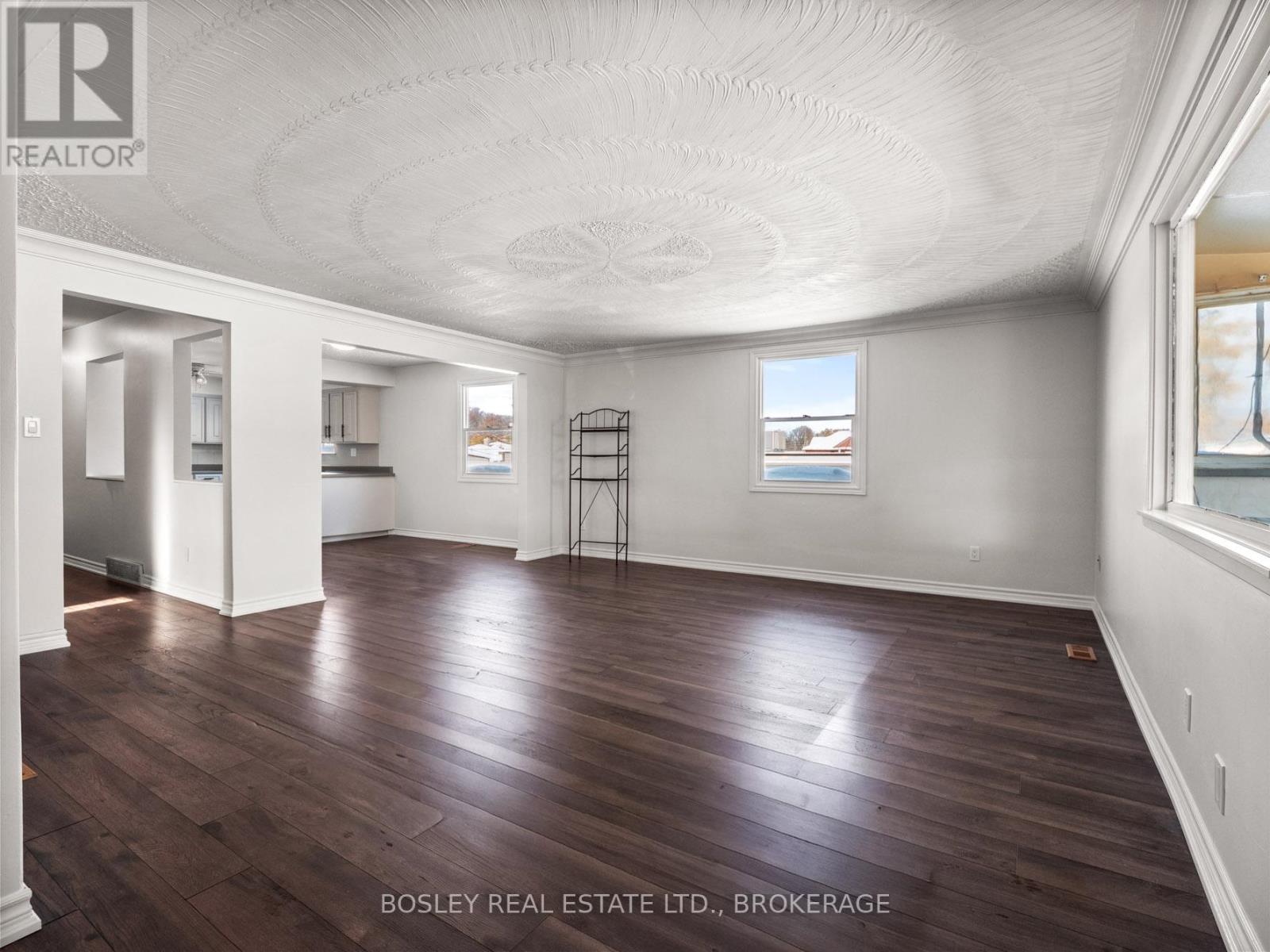 1 - 4444 Drummond Road, Niagara Falls, Ontario L2E 6C6 - Photo 8 - X12537228