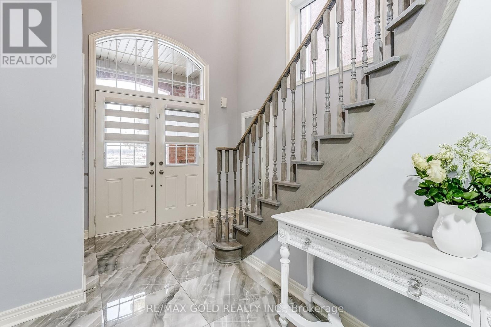 552 Bessborough Drive, Milton, Ontario  L9T 8P5 - Photo 4 - W12536896