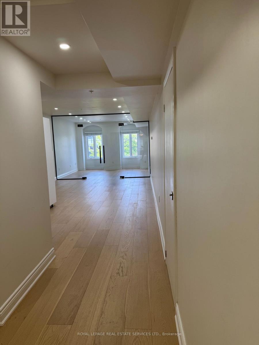 130 Thomas Street, Oakville, Ontario  L6J 3B1 - Photo 2 - W12536904