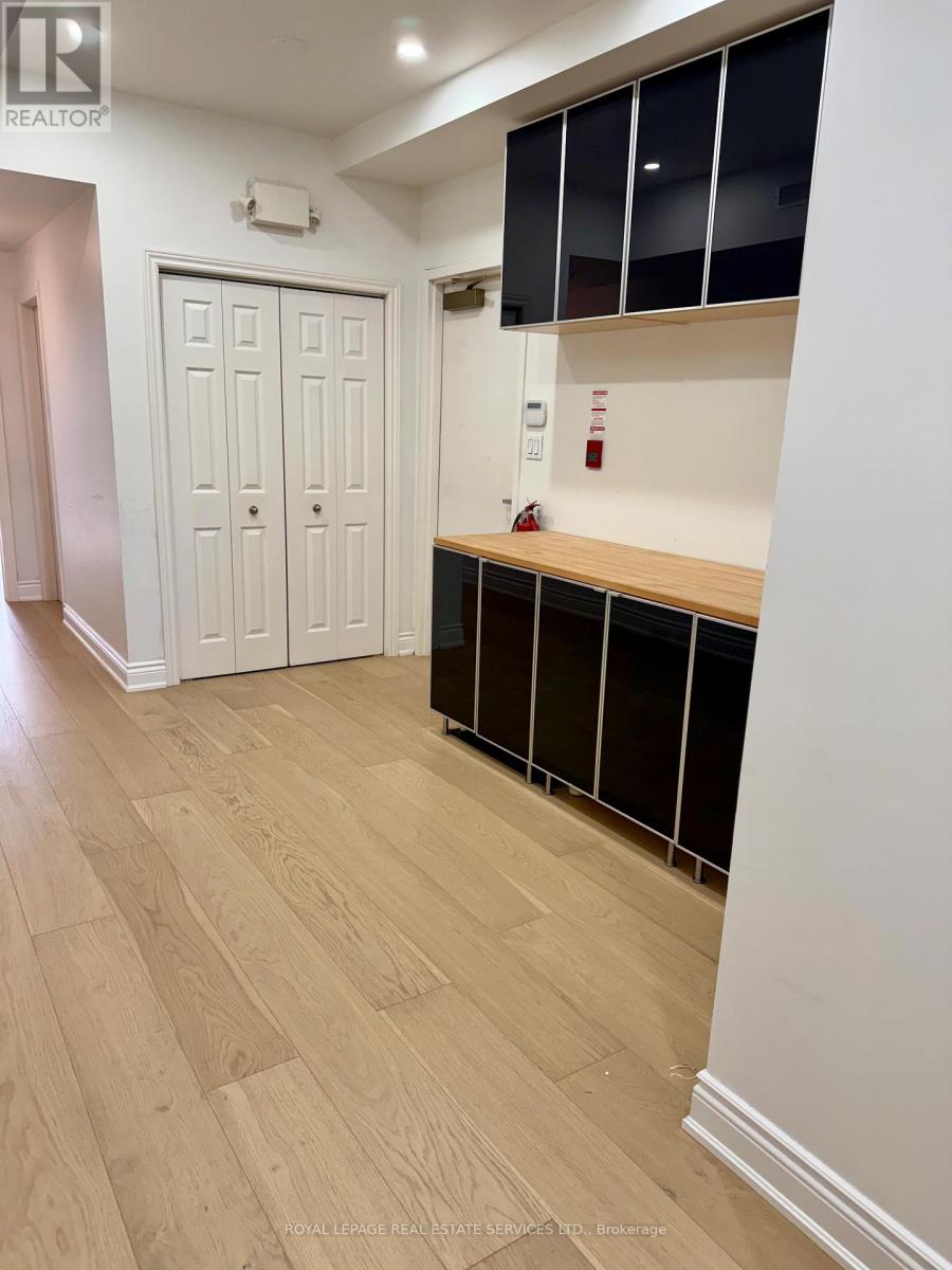 130 Thomas Street, Oakville, Ontario  L6J 3B1 - Photo 3 - W12536904