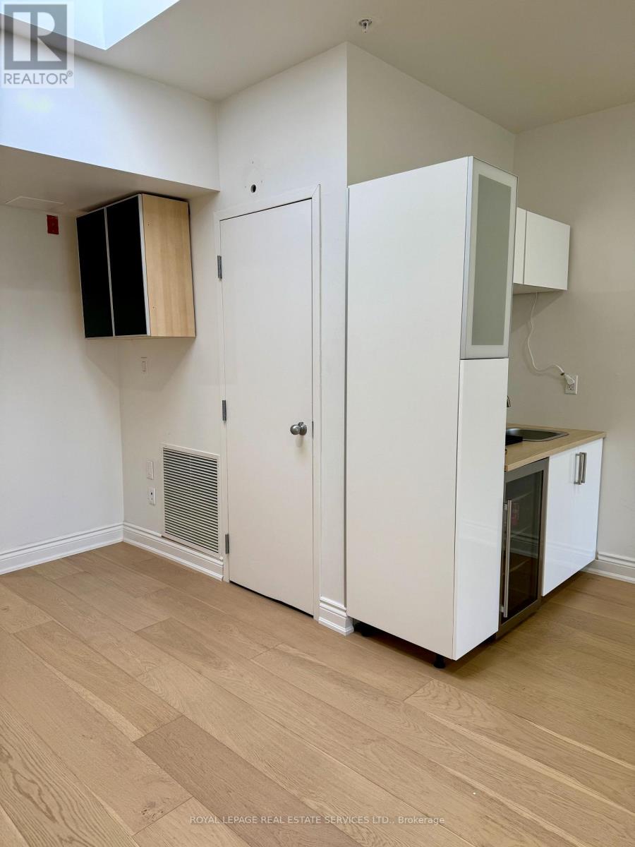 130 Thomas Street, Oakville, Ontario  L6J 3B1 - Photo 5 - W12536904