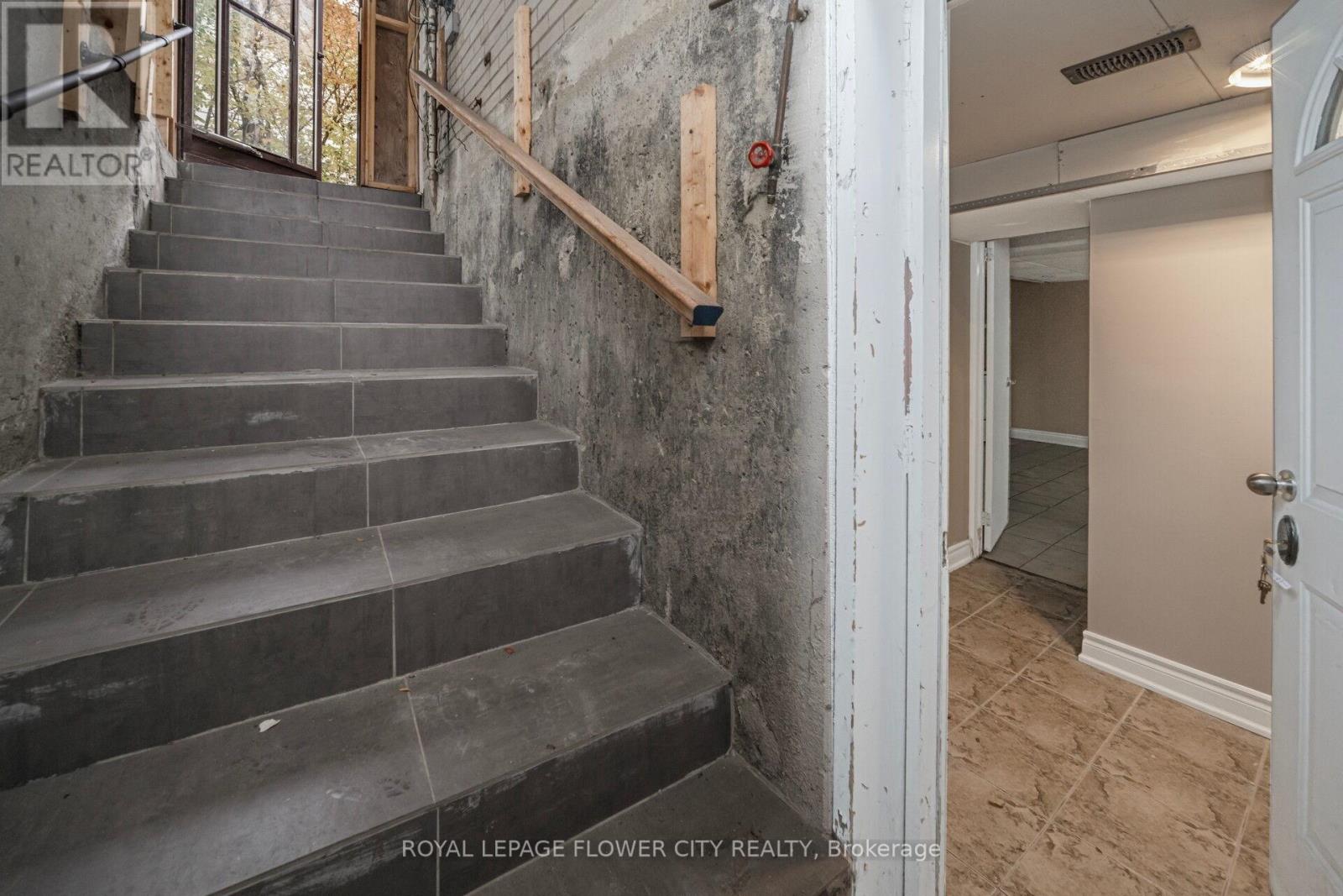 60 Lexington Avenue, Toronto, Ontario  M9V 2G8 - Photo 32 - W12536916