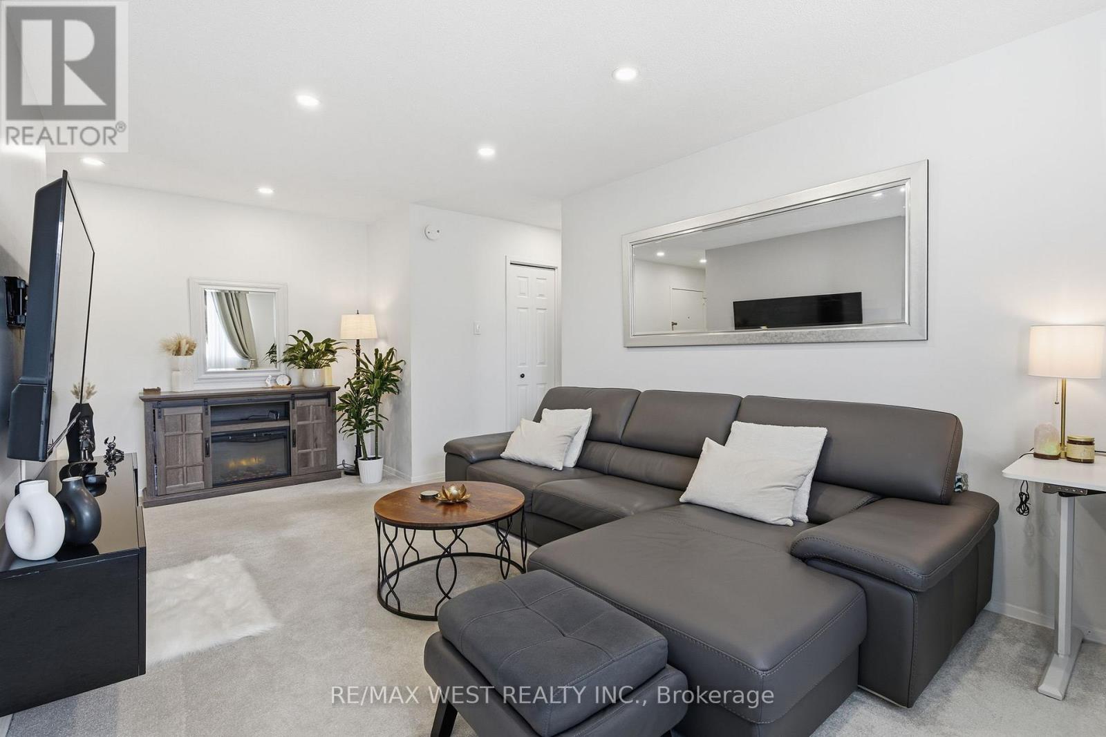 309 - 2485 Woking Crescent, Mississauga, Ontario  L5K 1Z6 - Photo 4 - W12536922