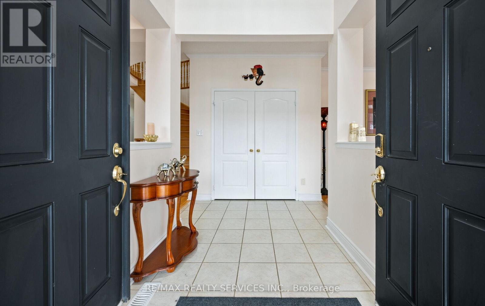 192 Sugarhill Drive, Brampton, Ontario  L7A 3X6 - Photo 5 - W12536984