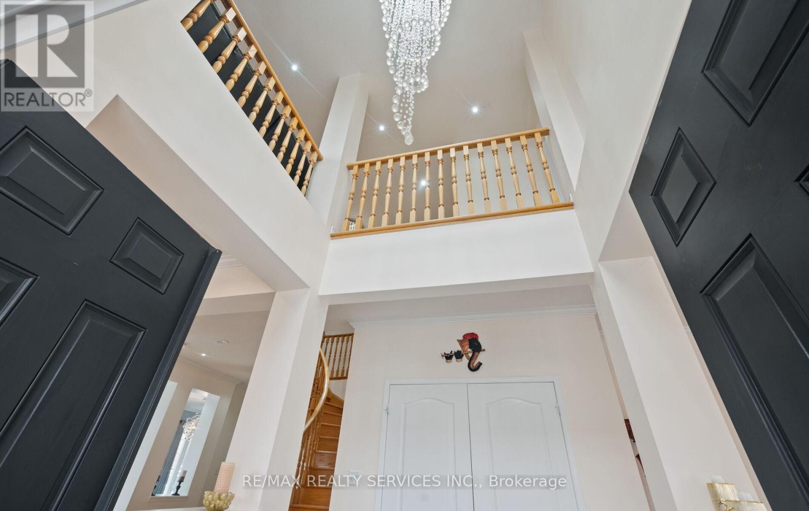 192 Sugarhill Drive, Brampton, Ontario  L7A 3X6 - Photo 6 - W12536984