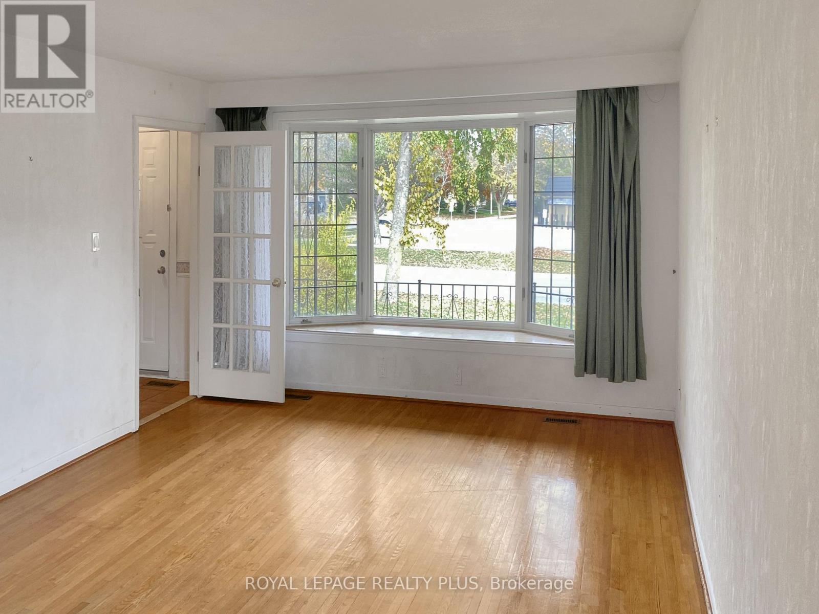 1604 Clarkson Road N, Mississauga, Ontario  L5J 2X2 - Photo 3 - W12537024