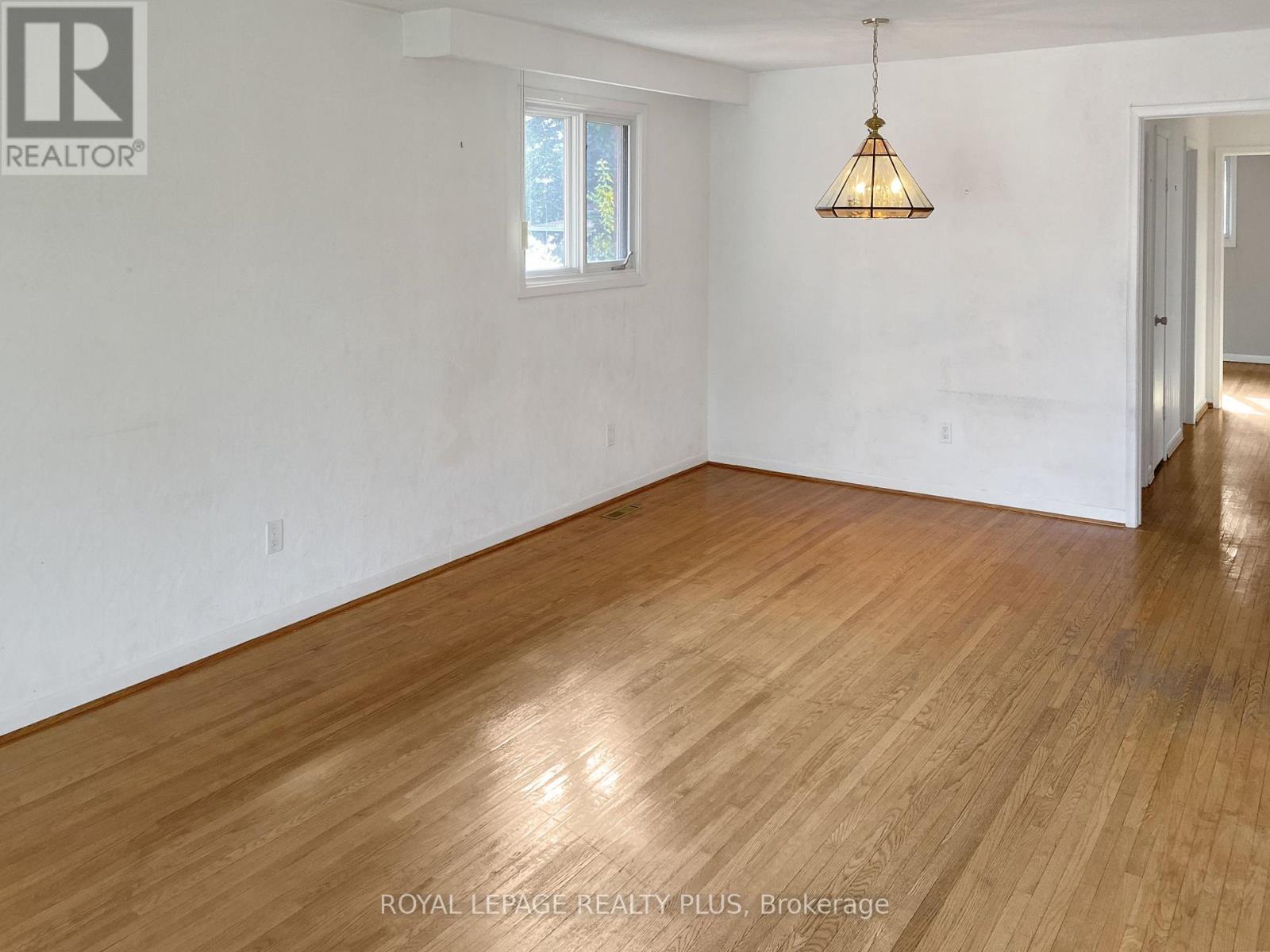 1604 Clarkson Road N, Mississauga, Ontario  L5J 2X2 - Photo 4 - W12537024