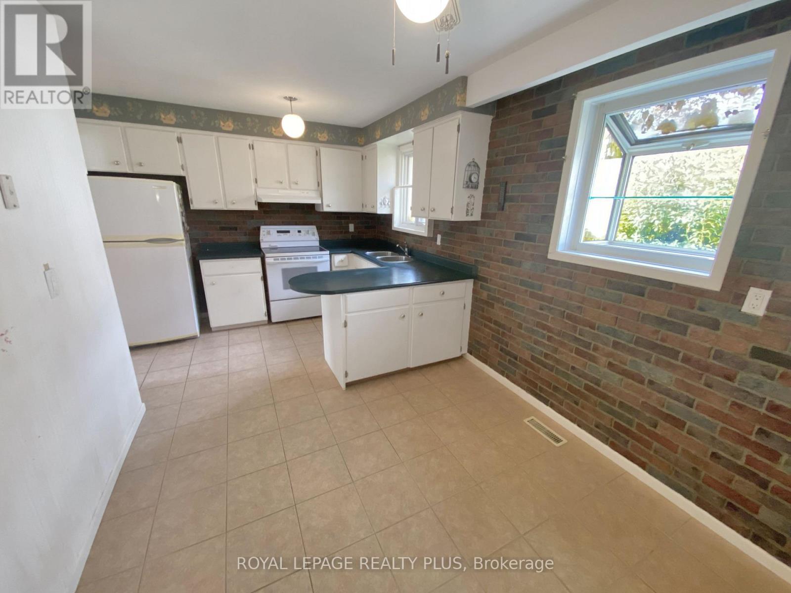 1604 Clarkson Road N, Mississauga, Ontario  L5J 2X2 - Photo 5 - W12537024