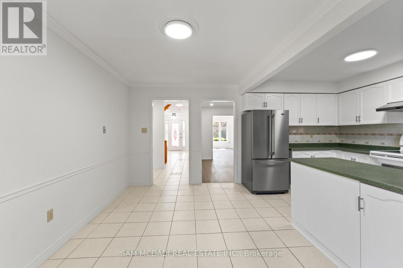 459 Glenashton Drive, Oakville, Ontario  L6H 4W6 - Photo 3 - W12537034