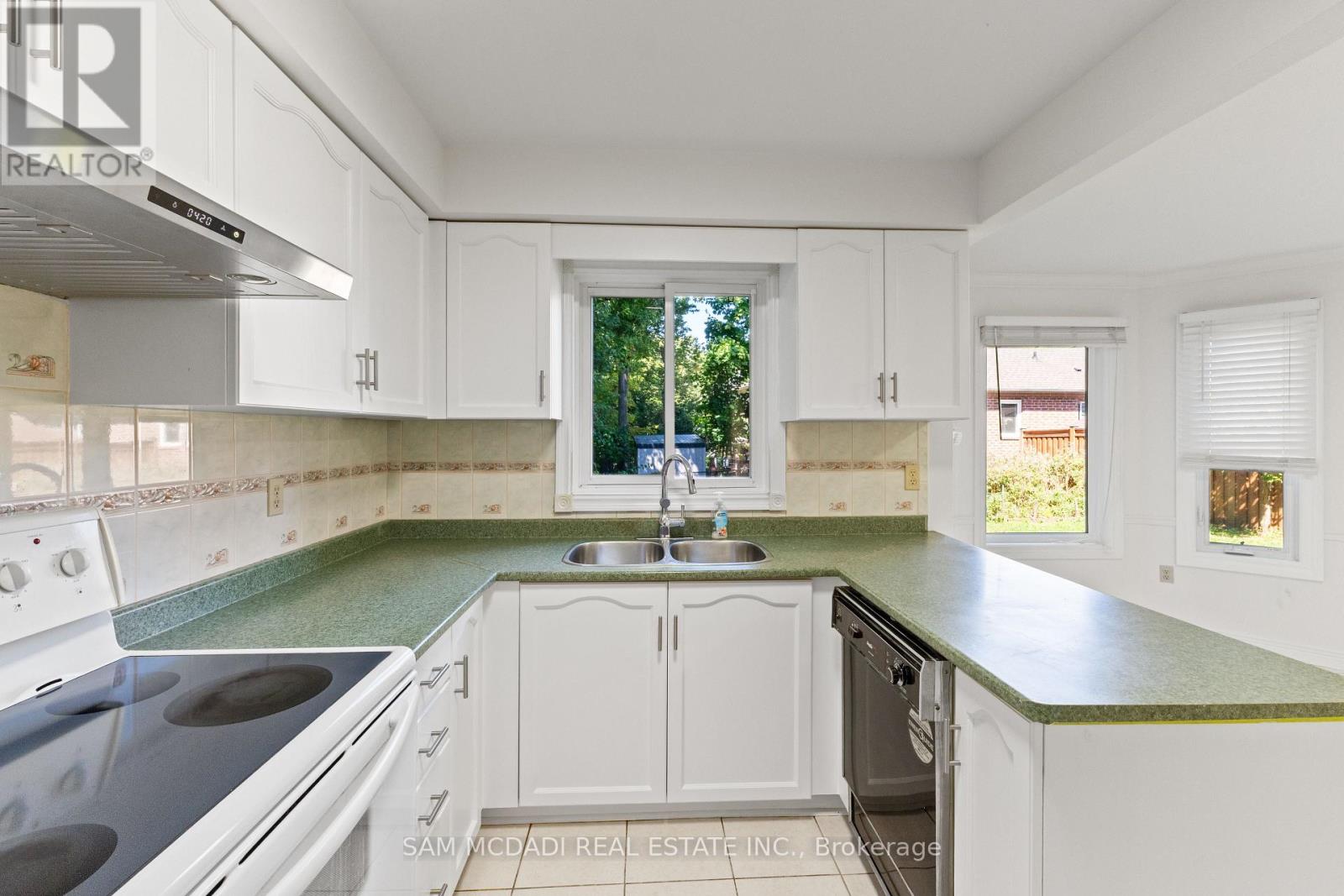 459 Glenashton Drive, Oakville, Ontario  L6H 4W6 - Photo 4 - W12537034