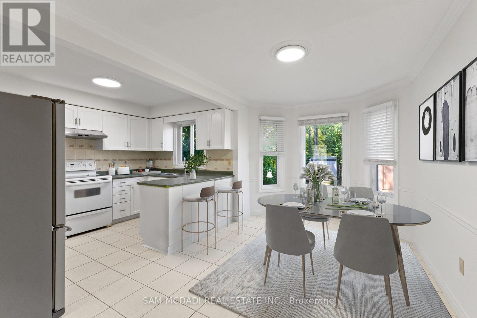 459 Glenashton Drive, Oakville, Ontario  L6H 4W6 - Photo 5 - W12537034