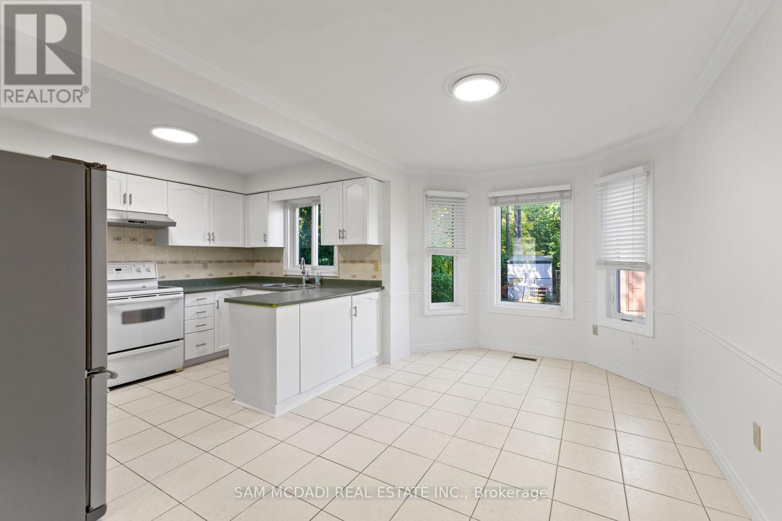 459 Glenashton Drive, Oakville, Ontario  L6H 4W6 - Photo 6 - W12537034