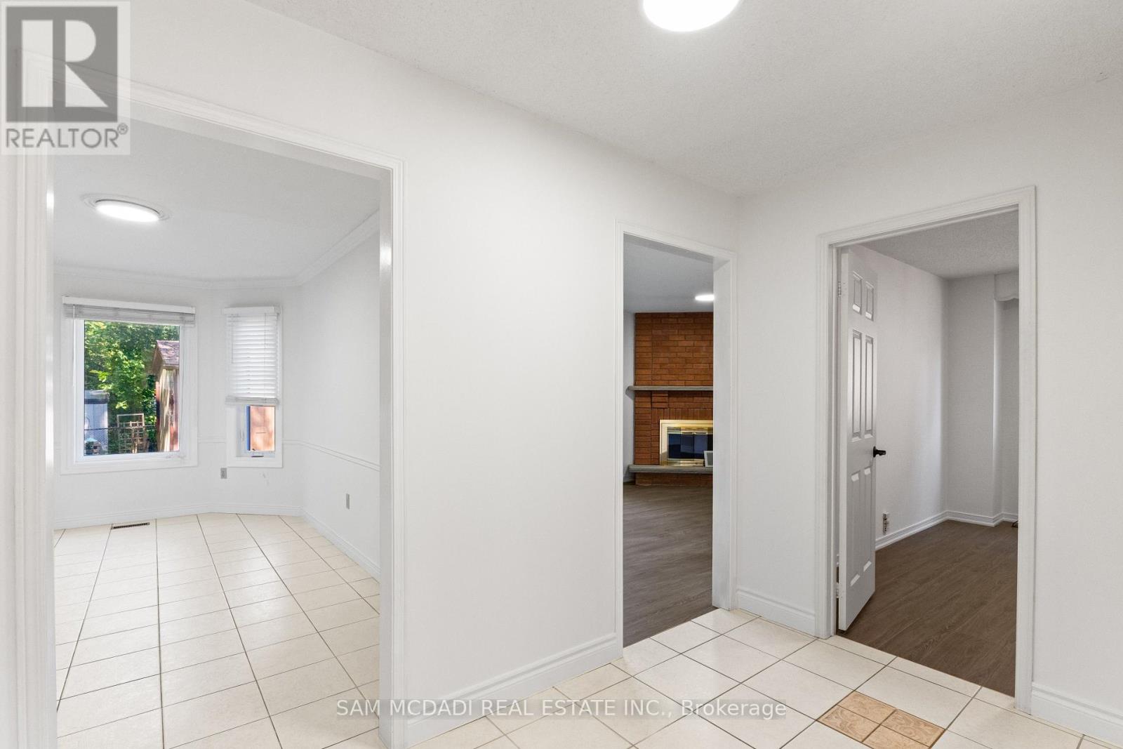 459 Glenashton Drive, Oakville, Ontario  L6H 4W6 - Photo 7 - W12537034