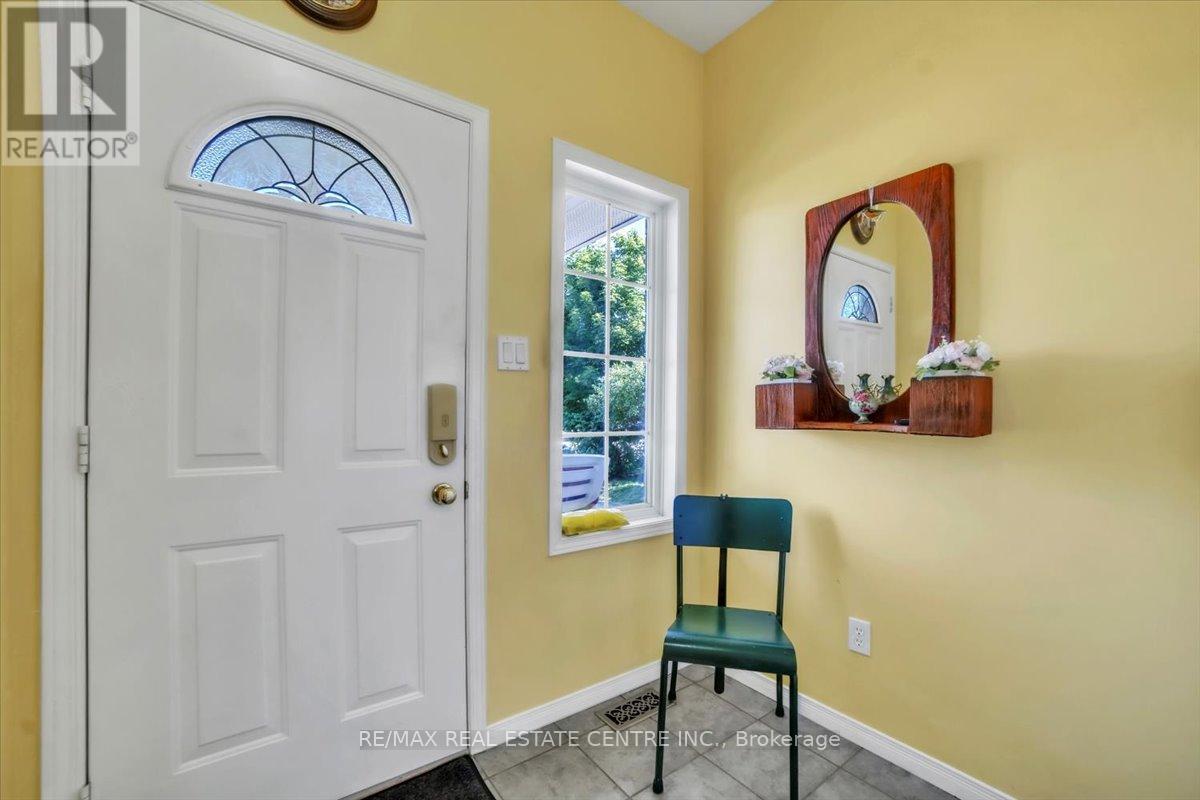 35 Cameron Court, Orangeville, Ontario  L9W 5G8 - Photo 3 - W12307766