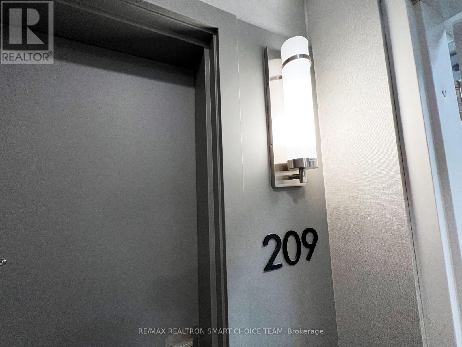 209 - 160 Canon Jackson Drive, Toronto, Ontario  M6M 0B6 - Photo 2 - W12524528