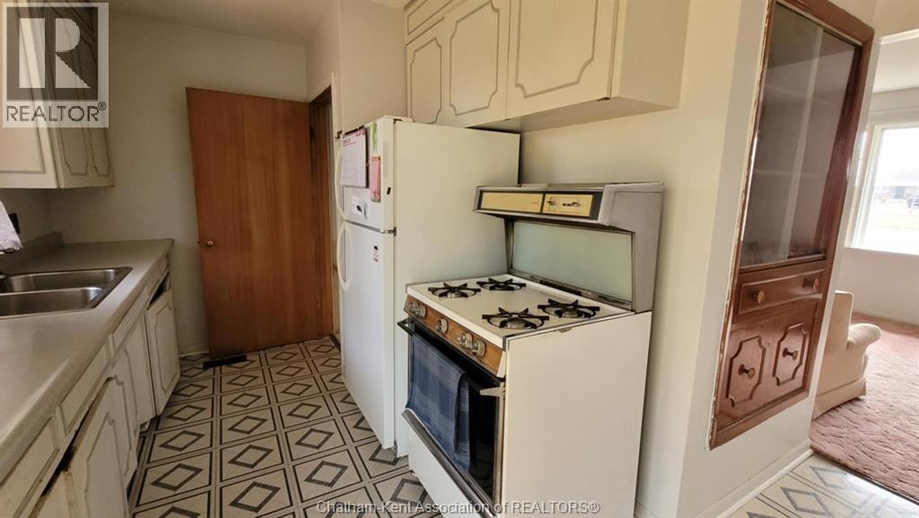 15 Lawrence Street, Wallaceburg, Ontario N8A 2B1 - Photo 3 - 25027731