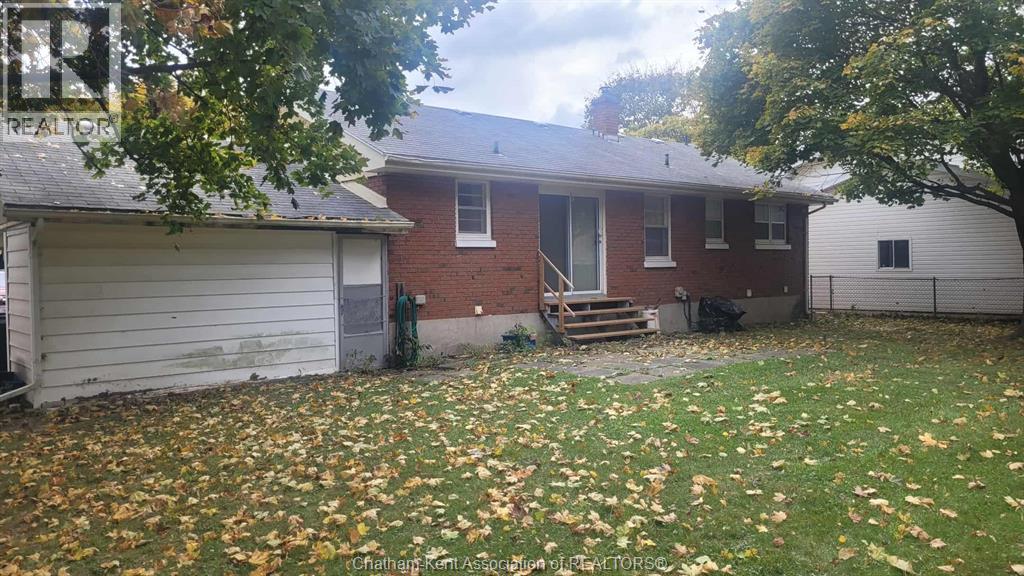 15 Lawrence Street, Wallaceburg, Ontario N8A 2B1 - Photo 11 - 25027731