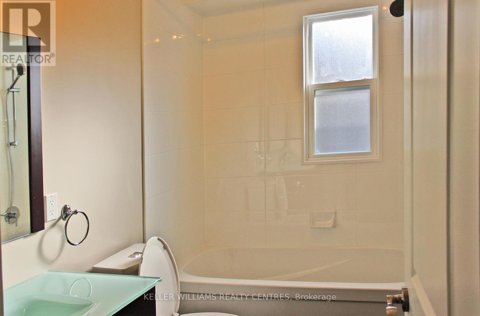 Upper - 453 Ashdale Avenue, Toronto, Ontario M4L 2Z3 - Photo 5 - E12537224