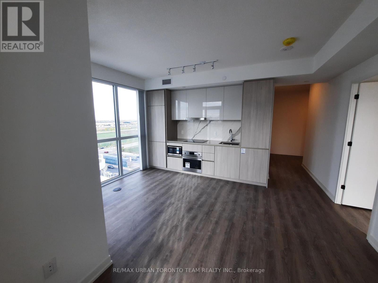 912 - 8 Interchange Way, Vaughan, Ontario  L4K 5Z7 - Photo 2 - N12537186
