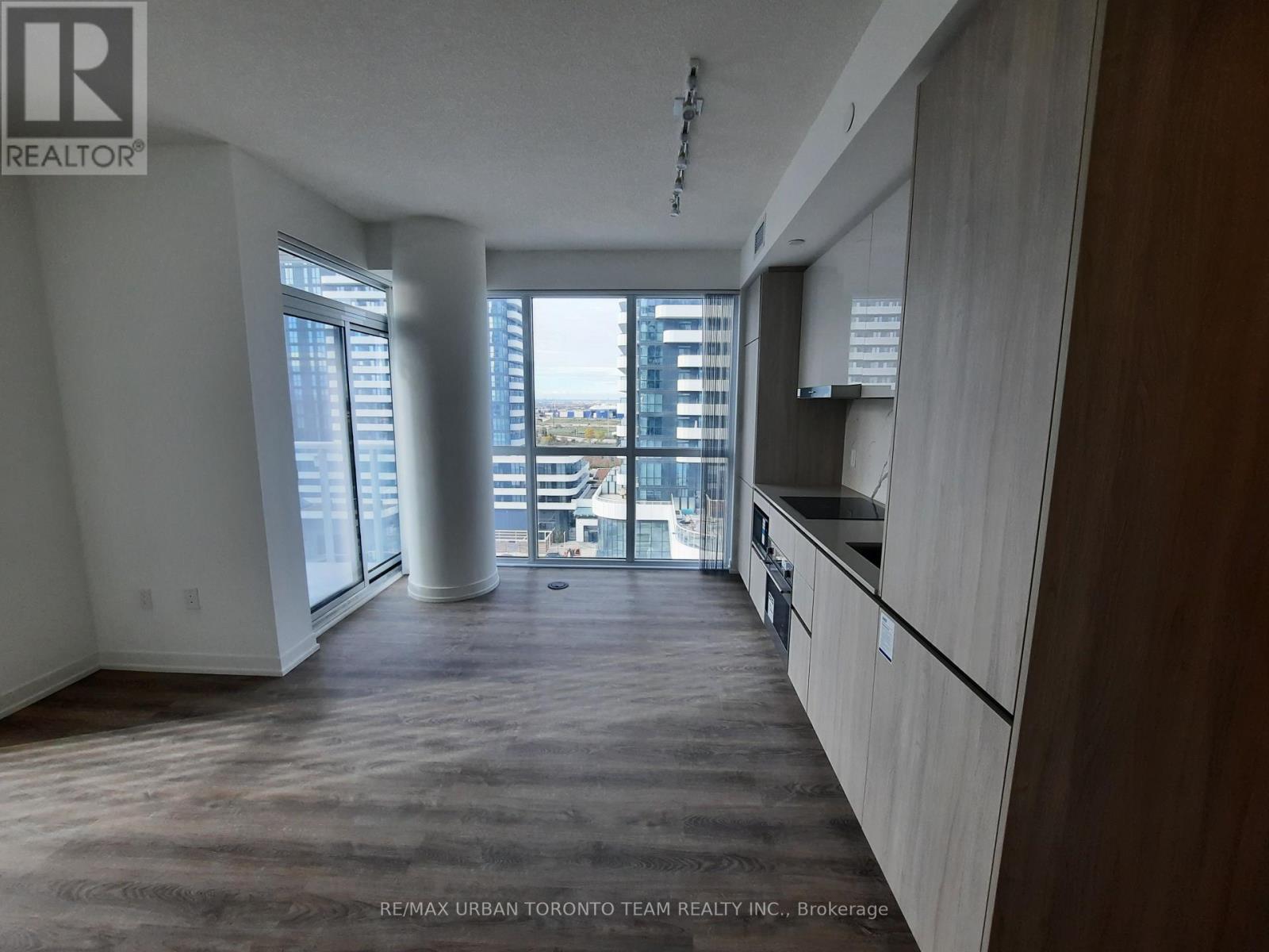 912 - 8 Interchange Way, Vaughan, Ontario  L4K 5Z7 - Photo 3 - N12537186