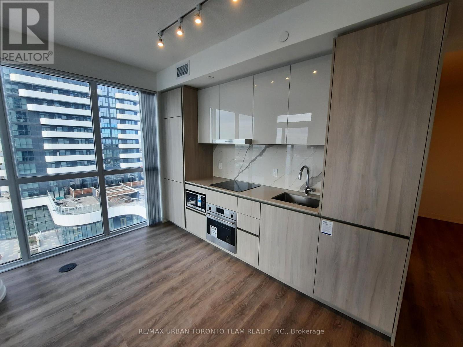 912 - 8 Interchange Way, Vaughan, Ontario  L4K 5Z7 - Photo 5 - N12537186