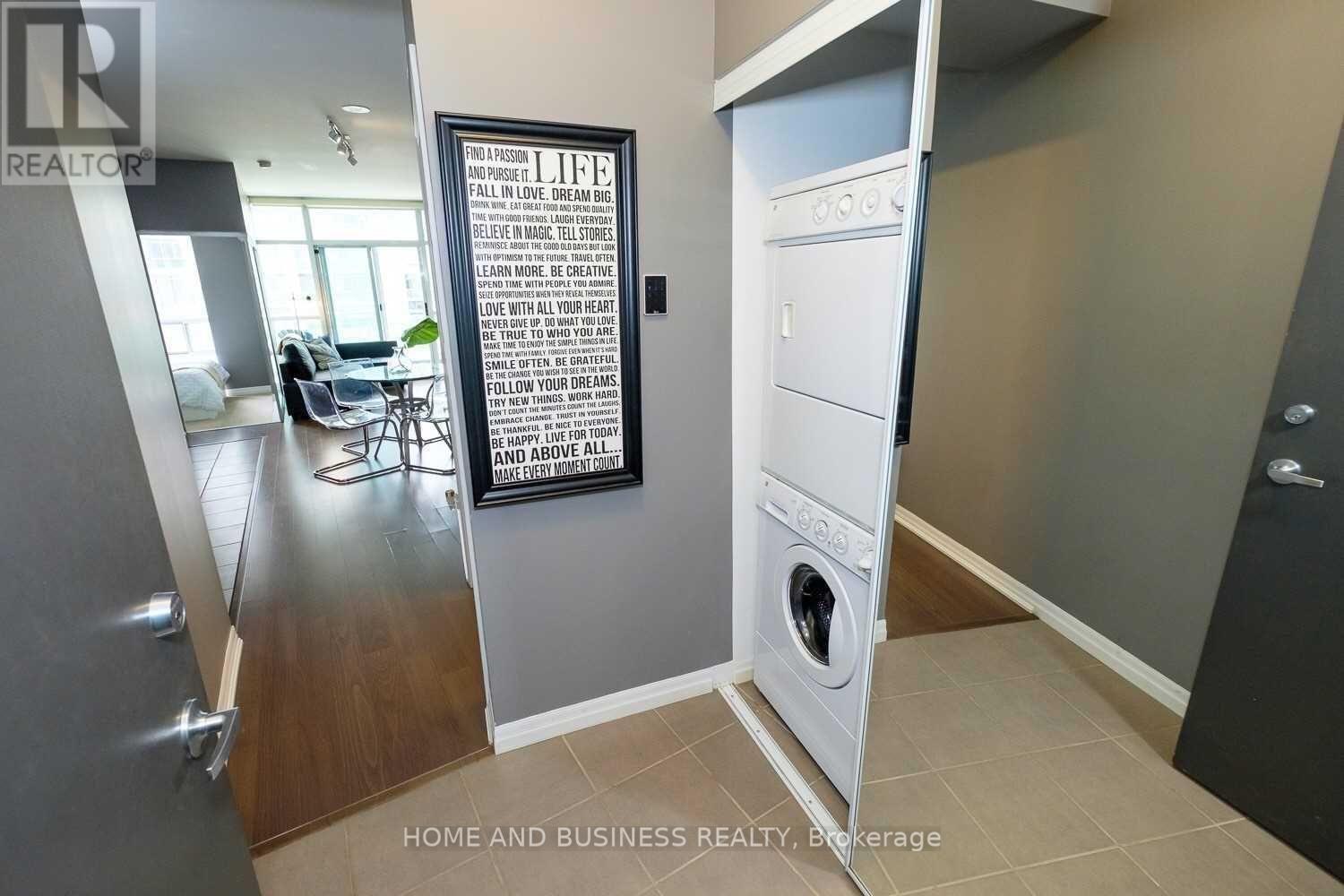 809 - 223 Webb Drive, Mississauga, Ontario  L5B 0E8 - Photo 4 - W12537050