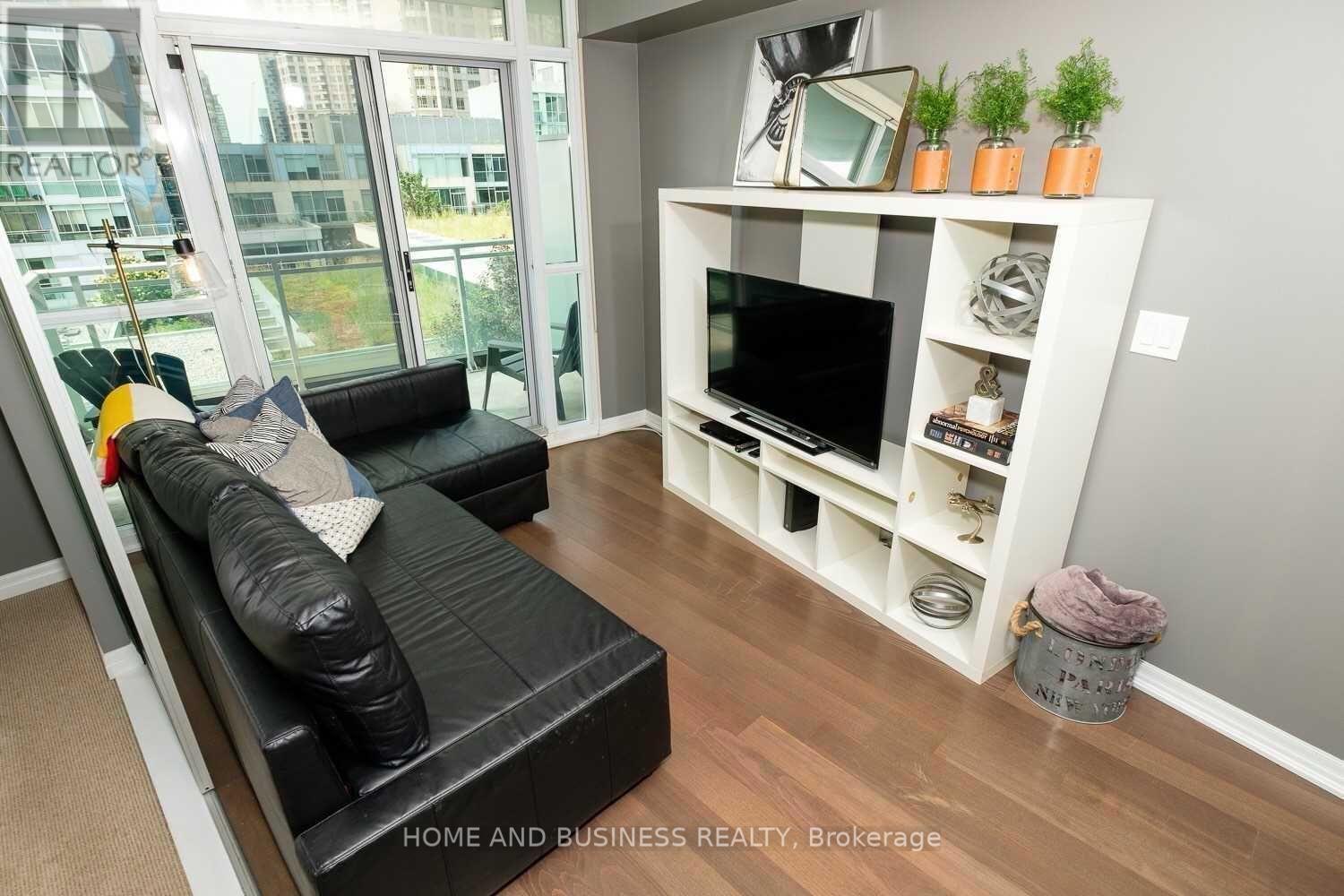 809 - 223 Webb Drive, Mississauga, Ontario  L5B 0E8 - Photo 6 - W12537050