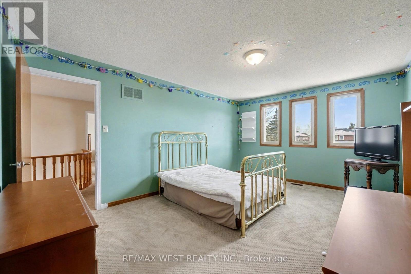 1155 Willowbank Trail, Mississauga, Ontario  L4W 4B9 - Photo 12 - W12537080