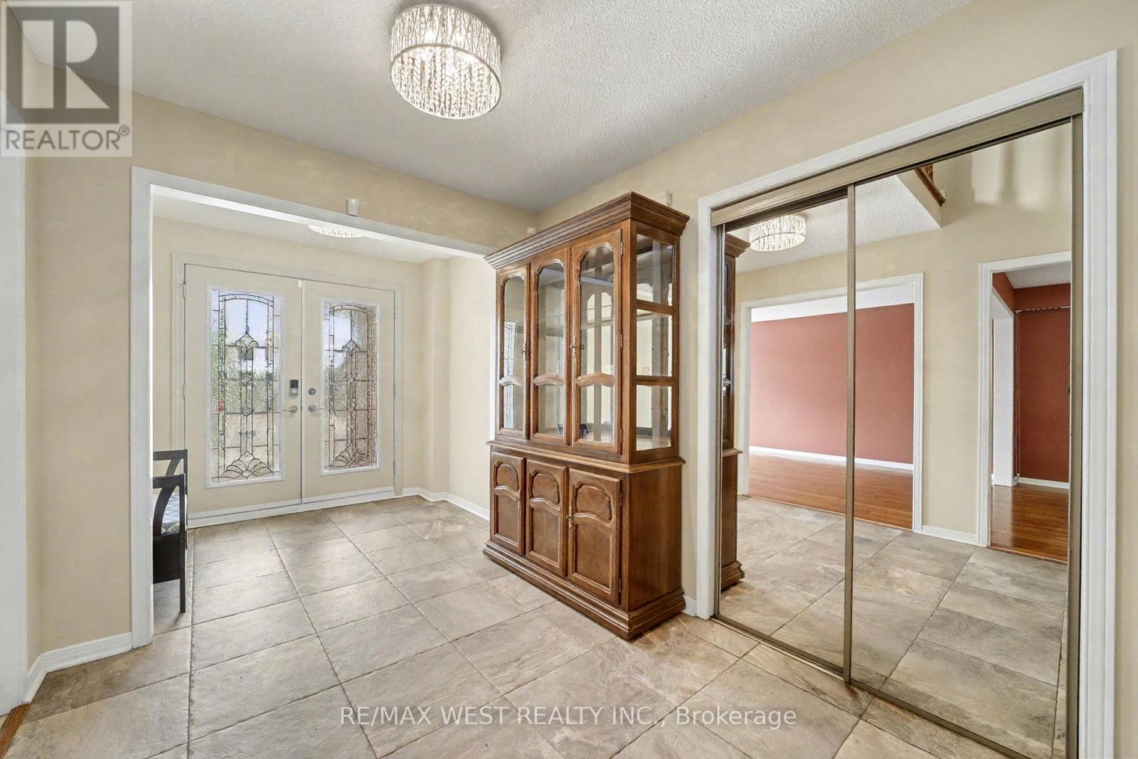 1155 Willowbank Trail, Mississauga, Ontario  L4W 4B9 - Photo 2 - W12537080