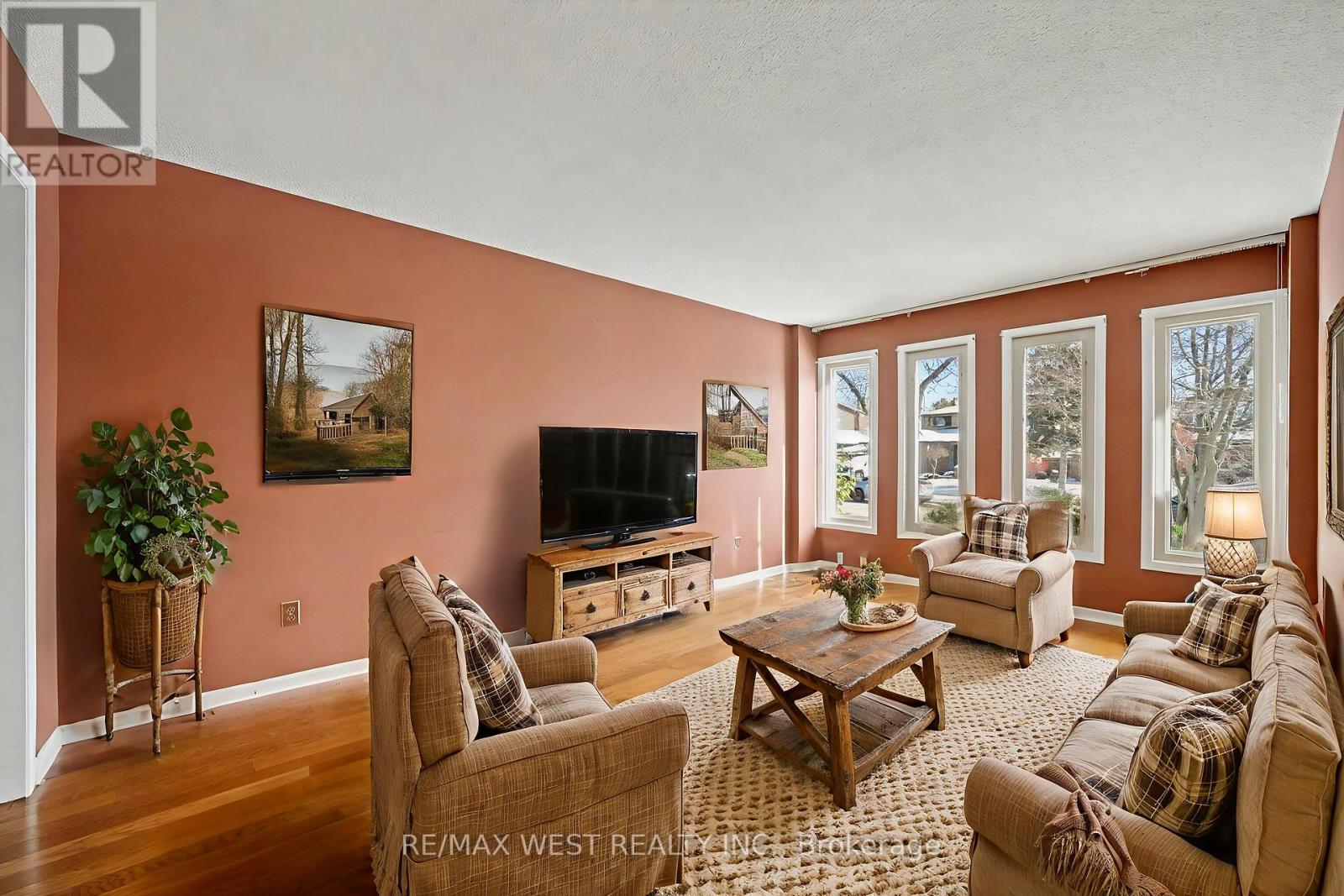 1155 Willowbank Trail, Mississauga, Ontario  L4W 4B9 - Photo 4 - W12537080