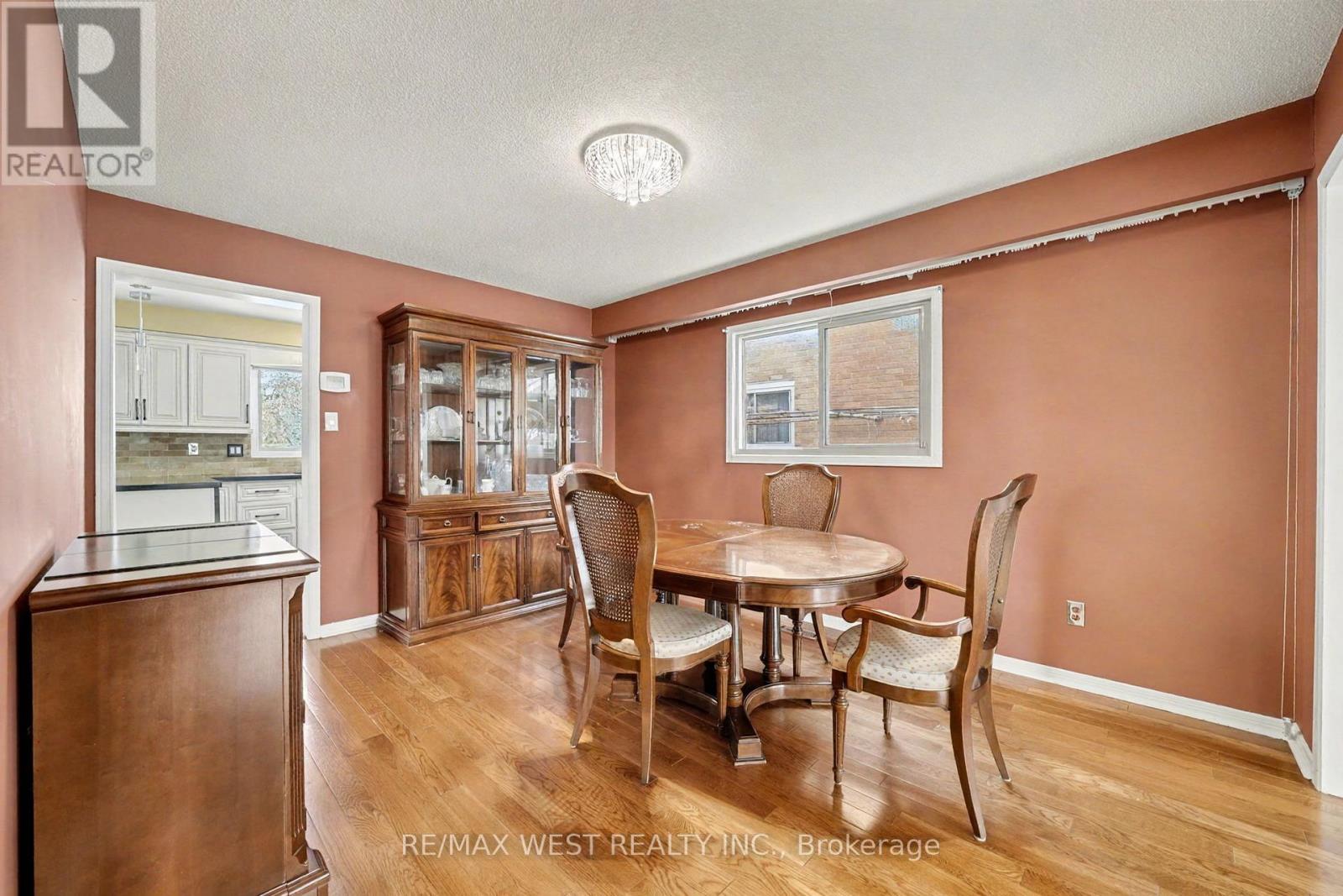 1155 Willowbank Trail, Mississauga, Ontario  L4W 4B9 - Photo 5 - W12537080