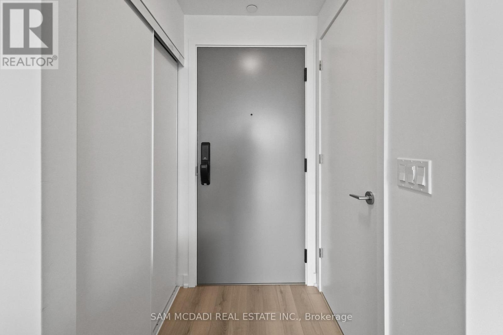 303 - 3079 Trafalgar Road, Oakville, Ontario  L6H 8C5 - Photo 3 - W12537126