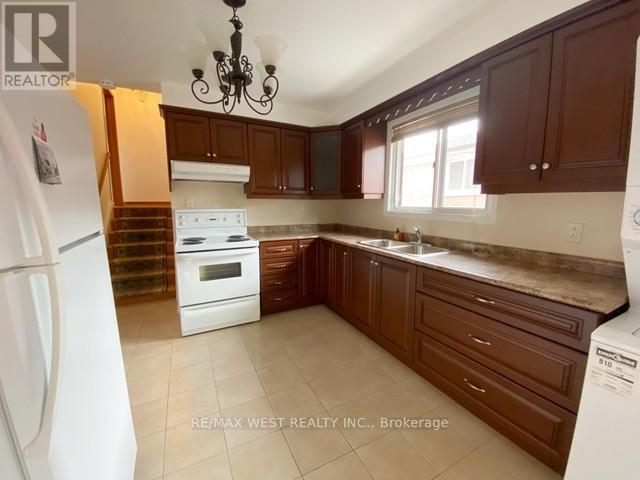 33 Starview Drive, Toronto, Ontario  M9M 1K7 - Photo 10 - W12537176