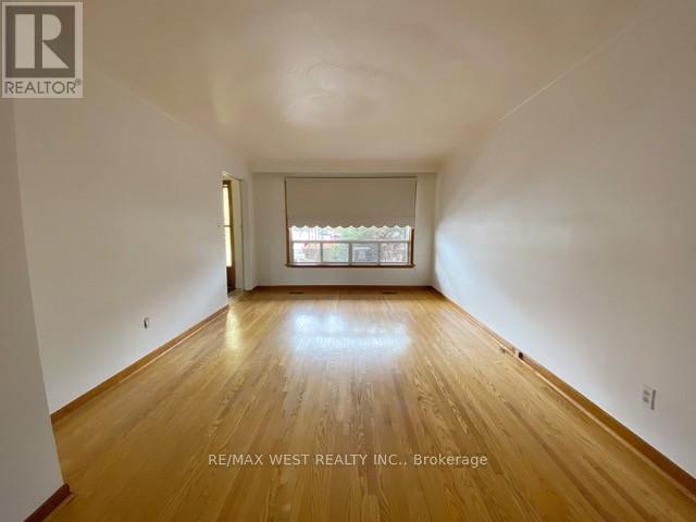 33 Starview Drive, Toronto, Ontario  M9M 1K7 - Photo 3 - W12537176