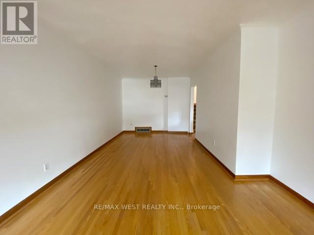 33 Starview Drive, Toronto, Ontario  M9M 1K7 - Photo 4 - W12537176