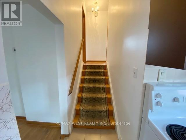 33 Starview Drive, Toronto, Ontario  M9M 1K7 - Photo 5 - W12537176