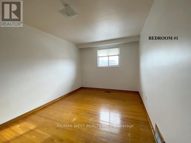 33 Starview Drive, Toronto, Ontario  M9M 1K7 - Photo 6 - W12537176