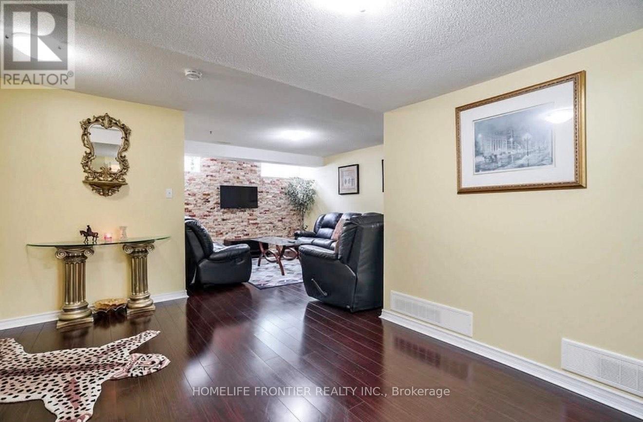 3861 Brinwood Gate, Mississauga, Ontario  L5M 7H3 - Photo 4 - W12537272