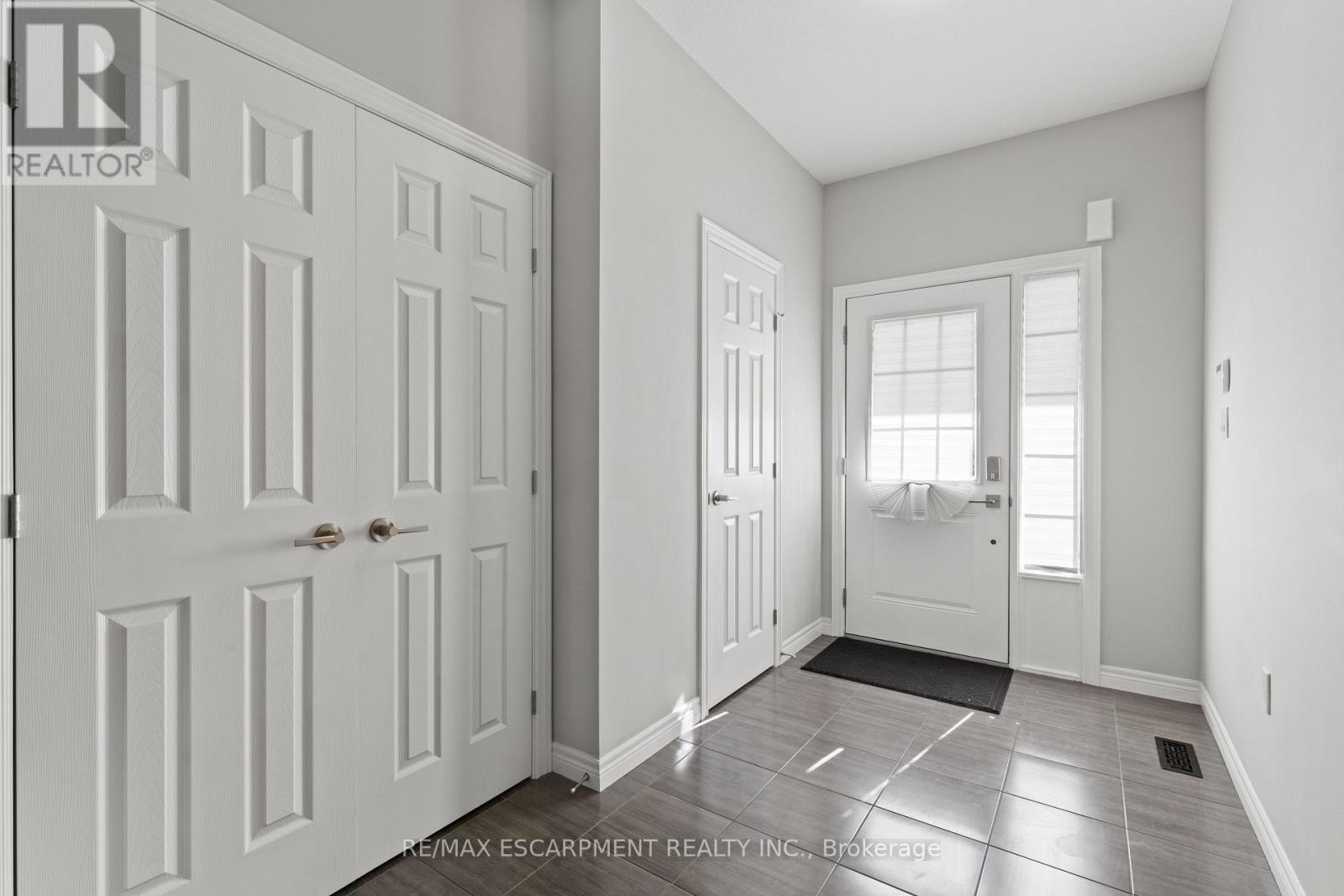 23 Zoe Lane, Hamilton, Ontario  L0R 1C0 - Photo 9 - X12537166