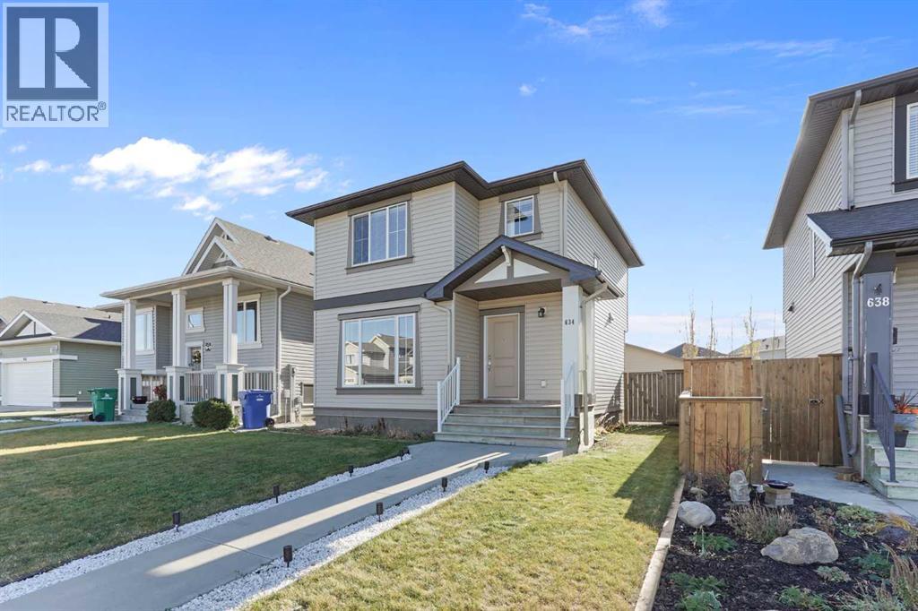 634 Marie Van Haarlem Crescent N, Lethbridge, Alberta  T1H 6Z8 - Photo 2 - A2268820