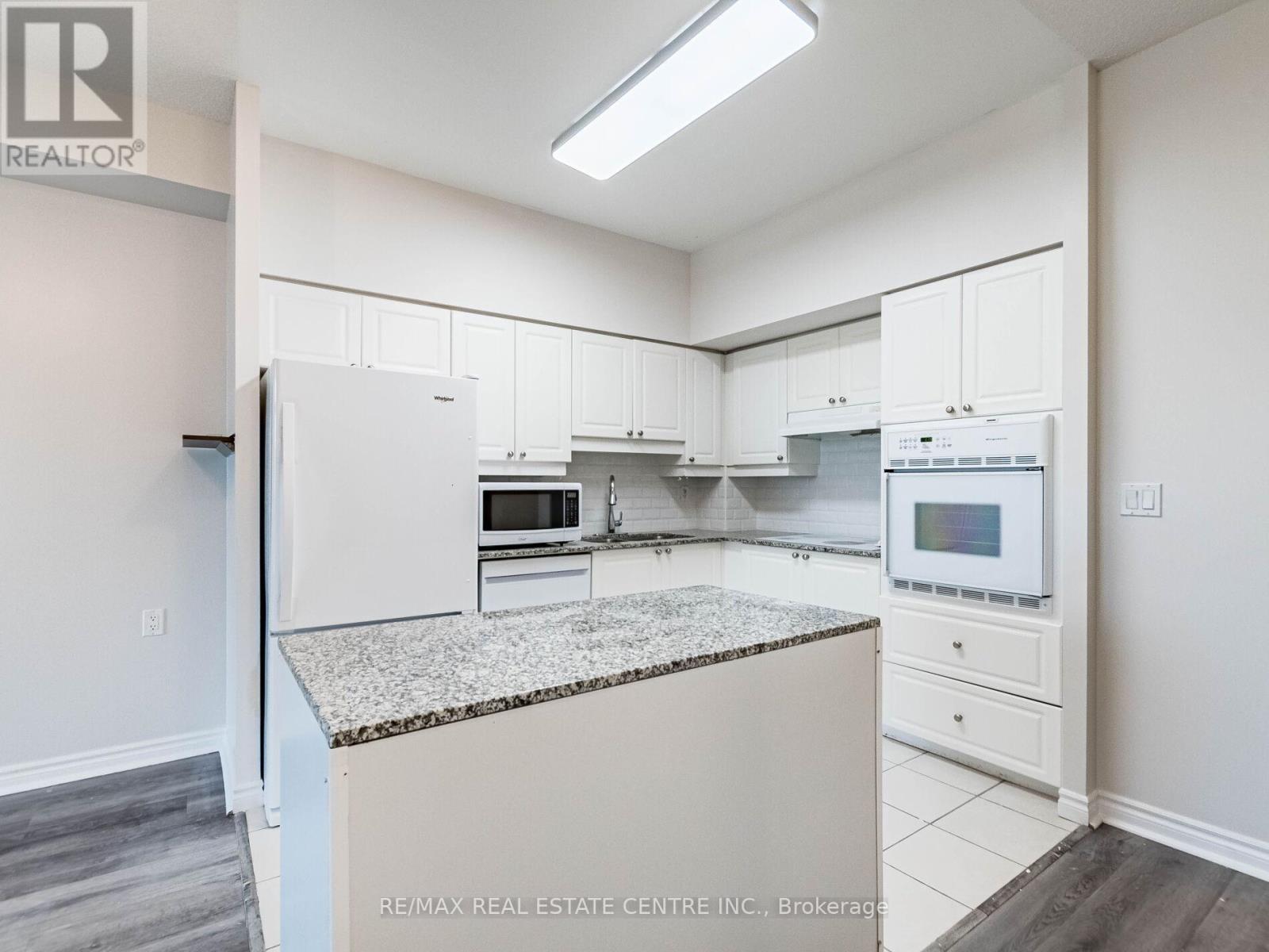 309 - 810 Scollard Court, Mississauga, Ontario  L5V 0A4 - Photo 10 - W12535412