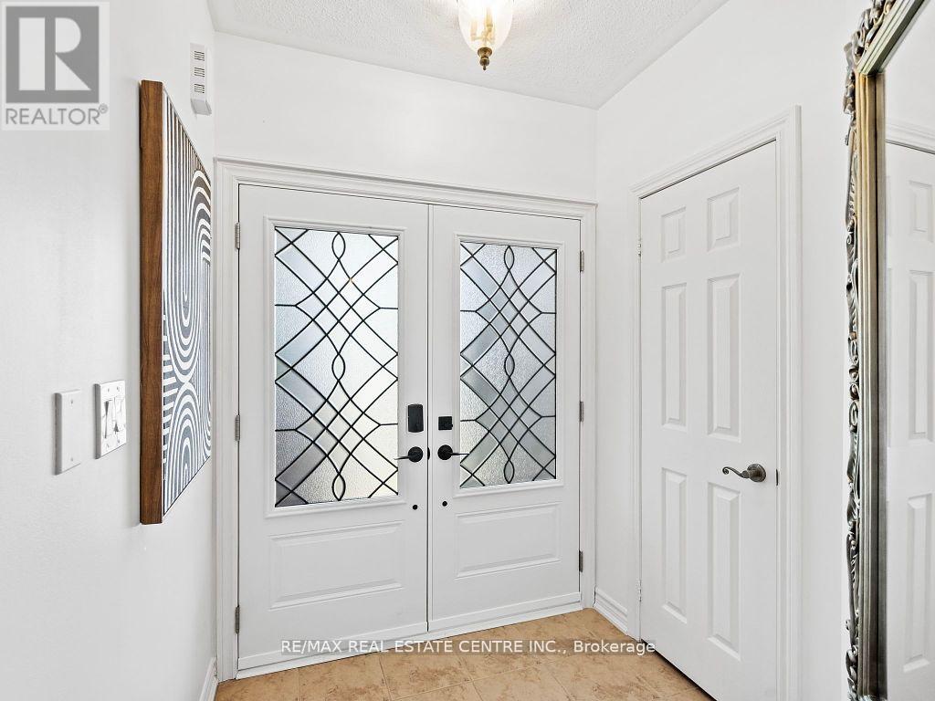 27 Martell Gate, Aurora, Ontario  L4G 0B9 - Photo 5 - N12427581