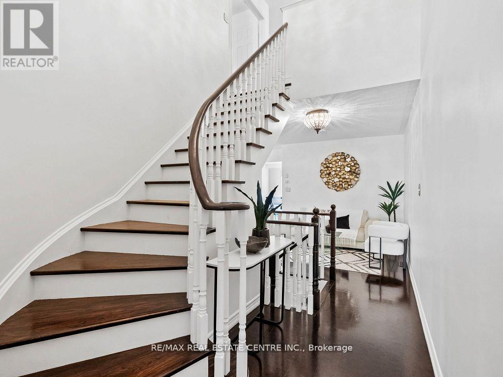 27 Martell Gate, Aurora, Ontario  L4G 0B9 - Photo 4 - N12427581