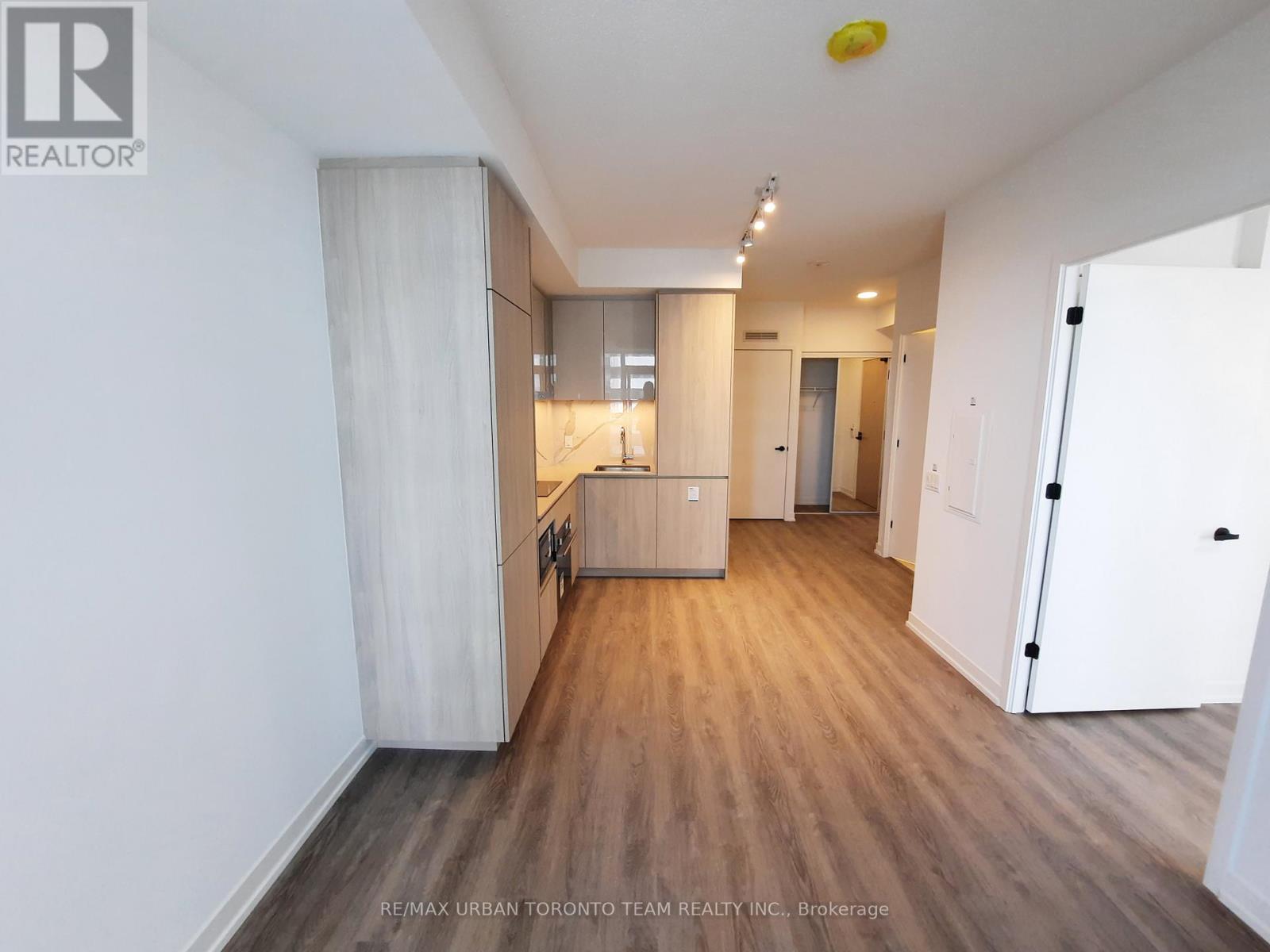 915 - 8 Interchange Way, Vaughan, Ontario  L4K 5Z7 - Photo 2 - N12537398