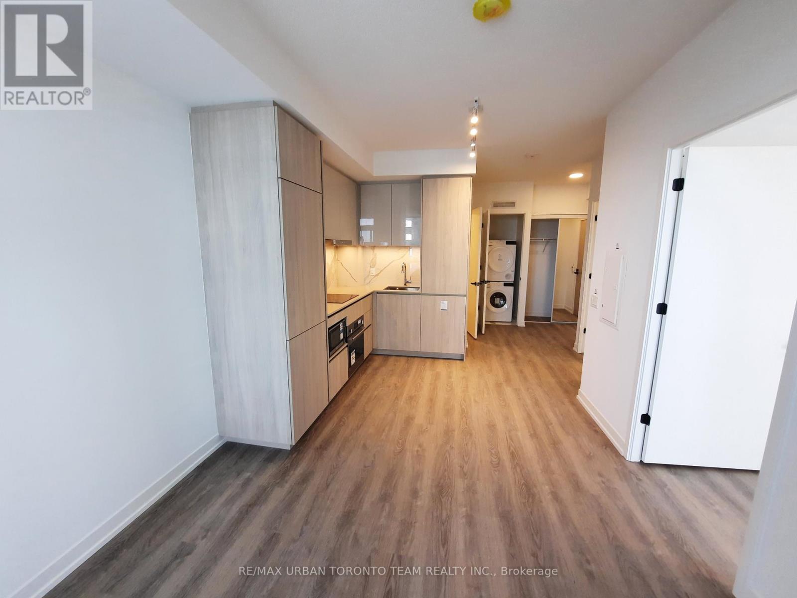 915 - 8 Interchange Way, Vaughan, Ontario  L4K 5Z7 - Photo 3 - N12537398