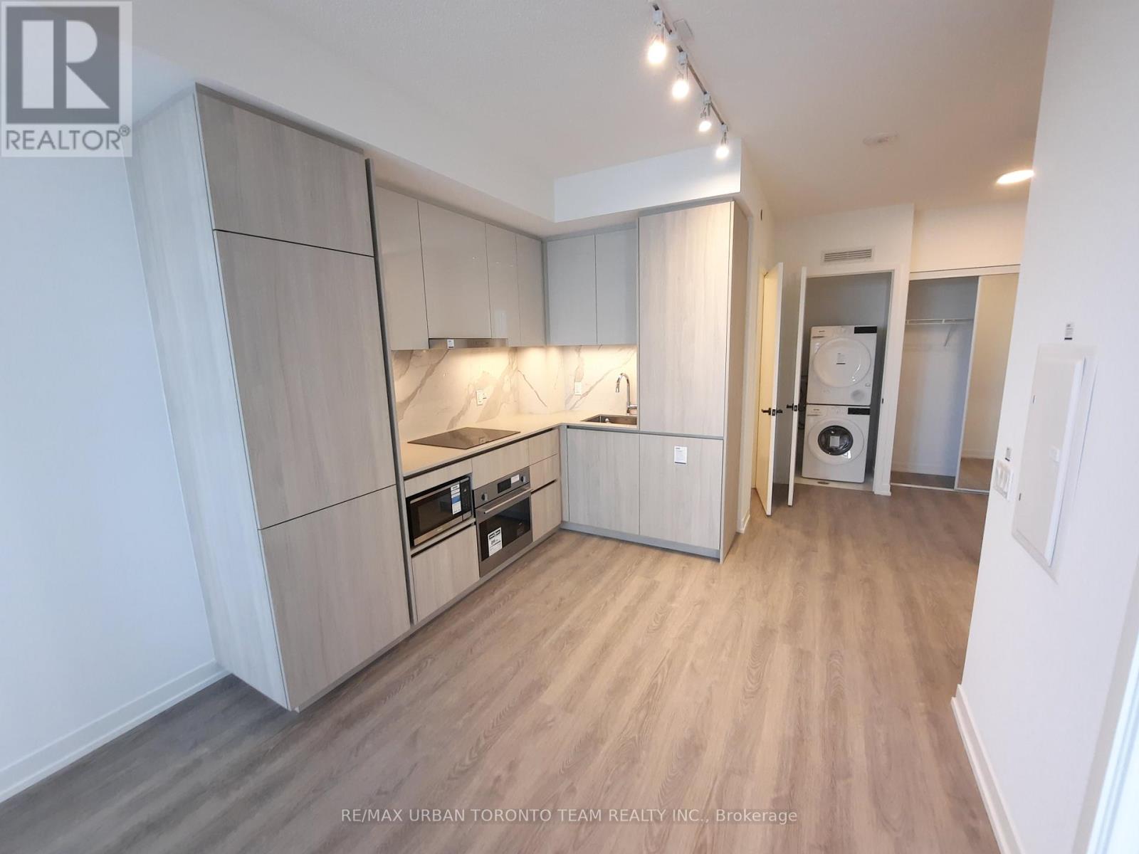 915 - 8 Interchange Way, Vaughan, Ontario  L4K 5Z7 - Photo 4 - N12537398